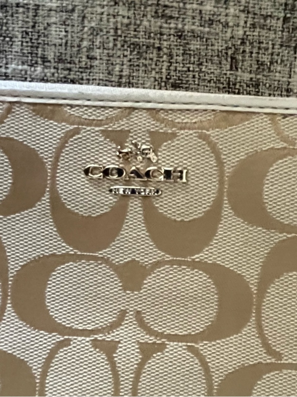 Jacquard Acc Zip
Around Wallet In
Khaki And Chalk - Picture 2 of 10
